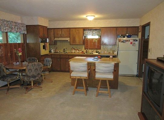 3rd image of 608 E Belmont Ave