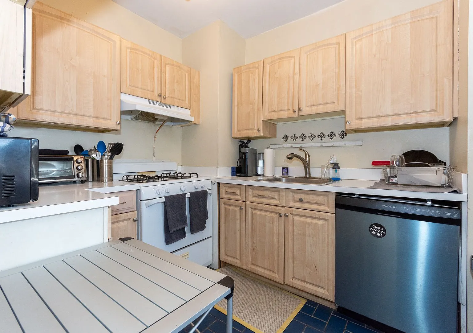 No Brokers Fee, Kentral Kenmore Sq. Location. Heat and Hot Water Included, Eatin Kitchen, Laundry... — Photo 1