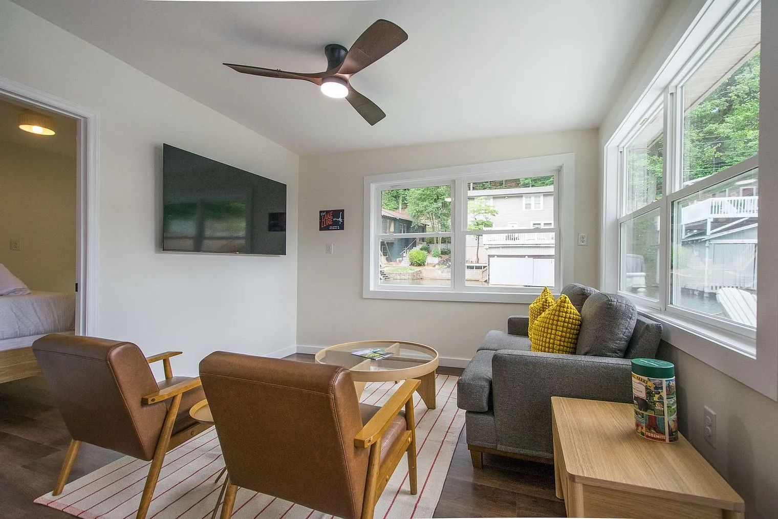 2 bed, 1.0 bath, 893 sqft, $4,527 — Photo 2