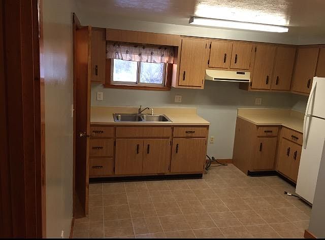 2nd image of 1553 Main St APT B