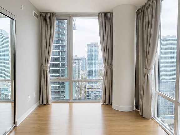 4th image of 501 Yonge St #2509