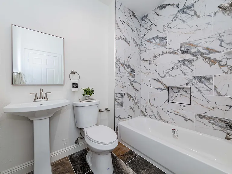 539 W Amerige Ave #B — Photo 14