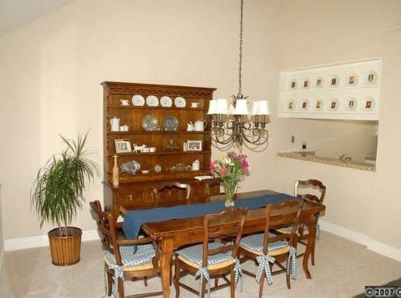 Dining Room- Large enough for all your holiday dinners!