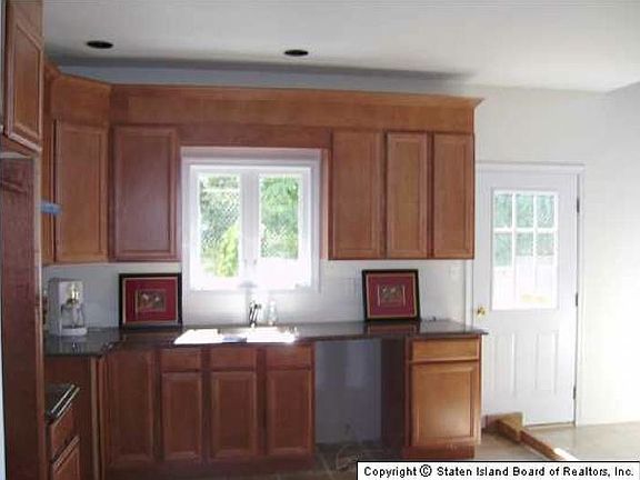 4th image of 112 Ashworth Ave
