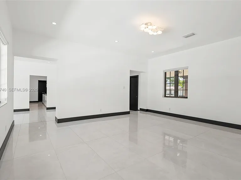 519 Alhambra Cir — Photo 12
