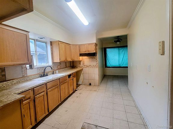 5th image of 51 Dakota St