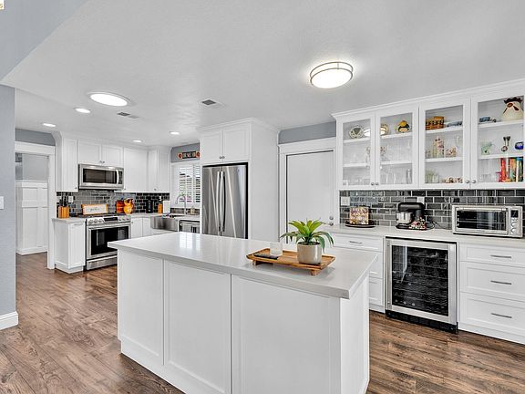 4th image of 907 Dorchester Cir