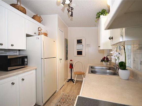 4th image of 238 Kiwi Dr
