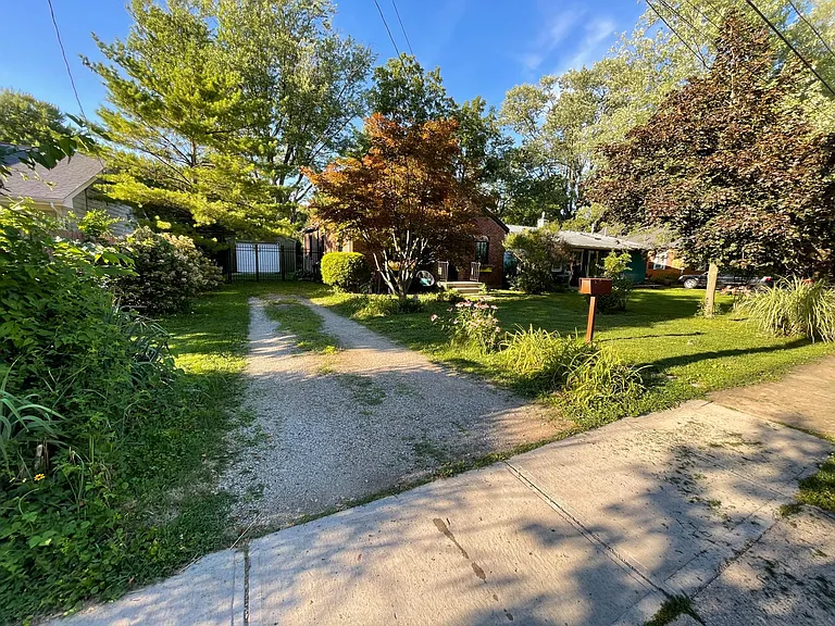 327 W Davis St — Photo 26