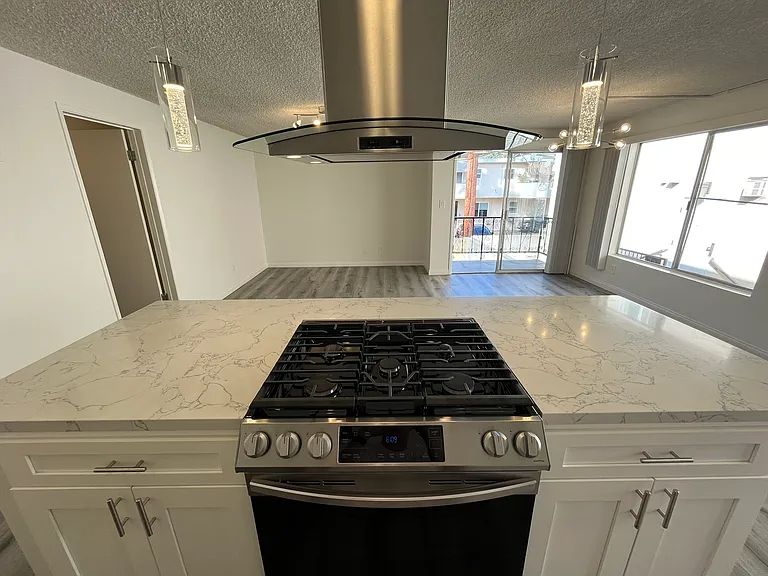 1706 Granville Ave #8B — Photo 9