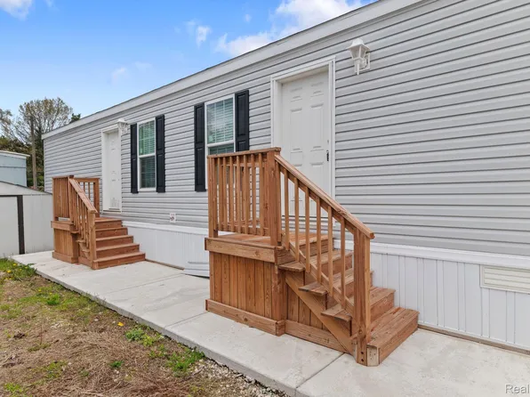 11055 Silver View Ct, South Lyon, MI 48178