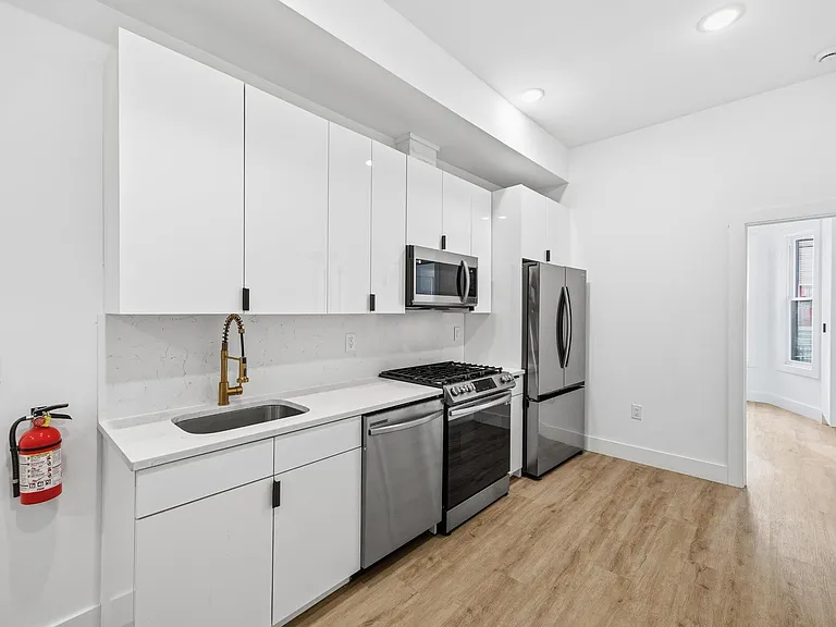 234 Webster Ave #1R — Photo 2