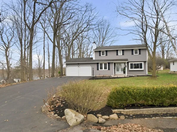 211 Oakridge Ter, Liverpool, NY 13088