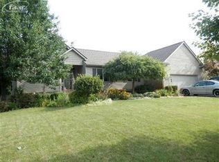 2478 Golfview Cir, Fenton, MI 48430