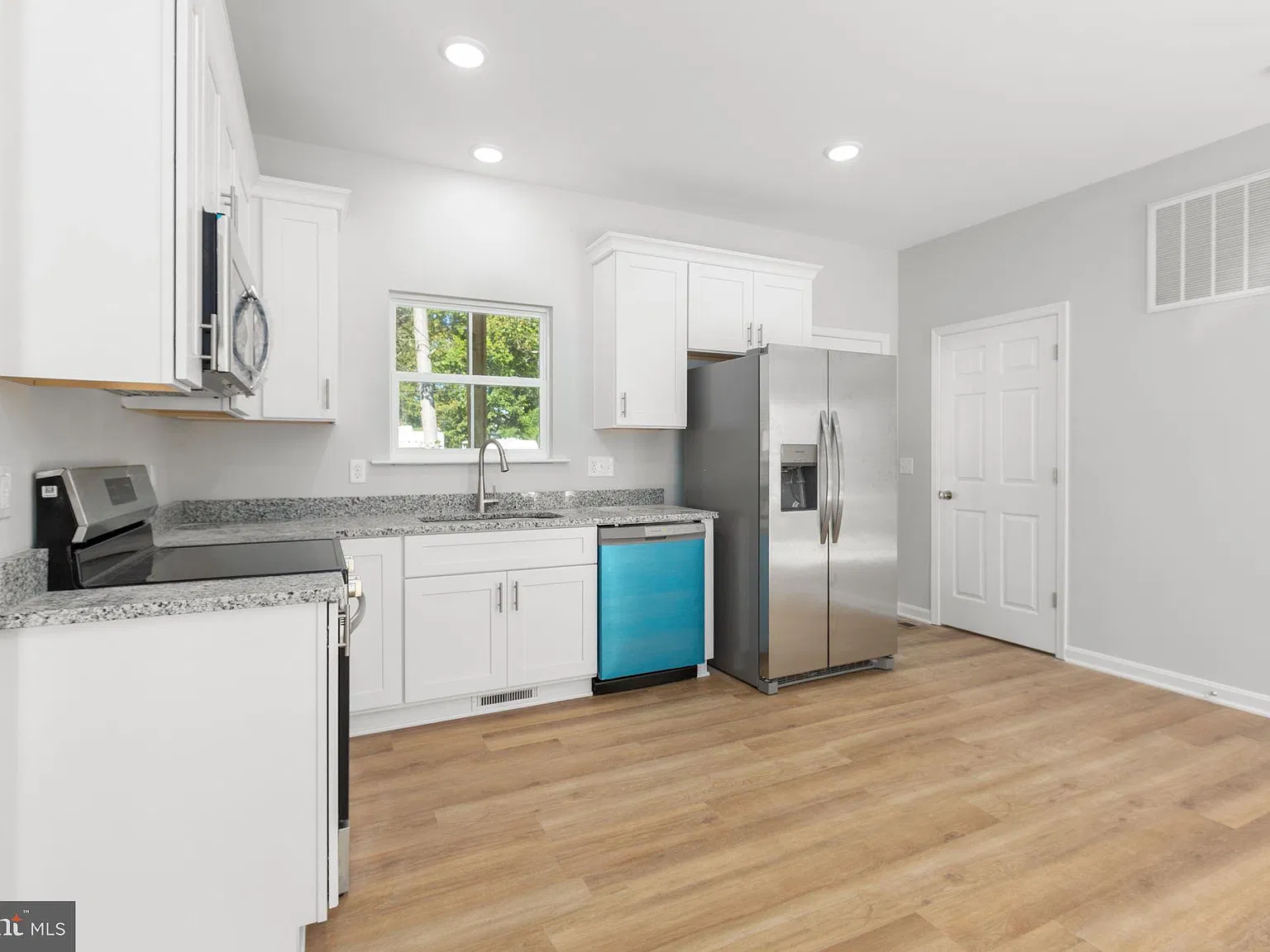3 bed, 2.0 bath, 1035 sqft, $2,095 — Photo 4