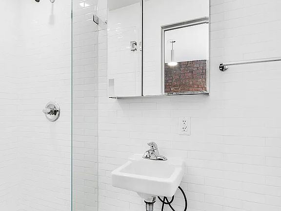 5th image of 98 Christopher St #2