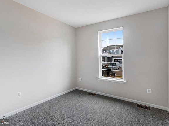 3rd image of 529 Aster Ln