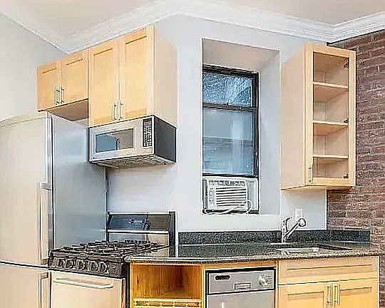4th image of 235 W 14th St #2D