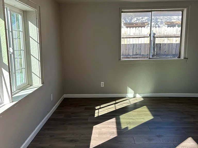 212 W Blacklidge Dr — Photo 3