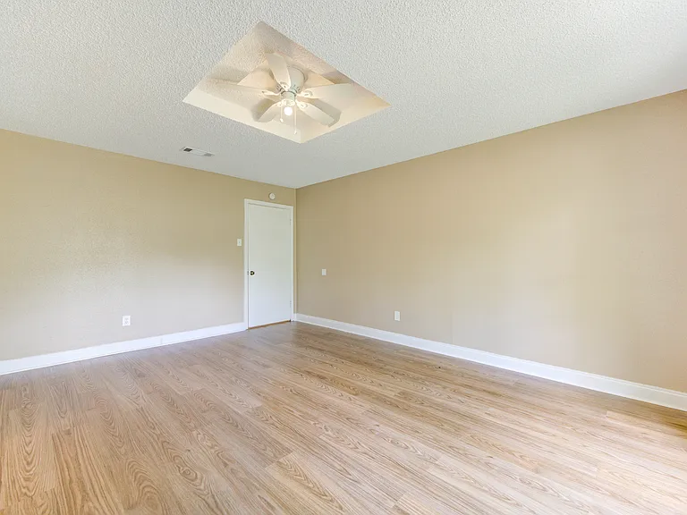 2427 Ridgemont Dr — Photo 9