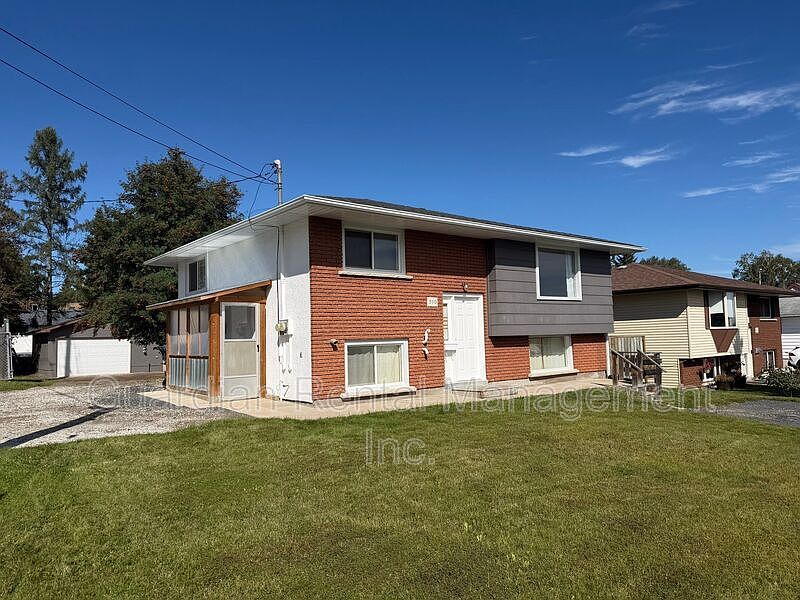 1st image of 390 Elliott St