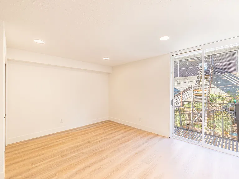 940 Guerrero St — Photo 3
