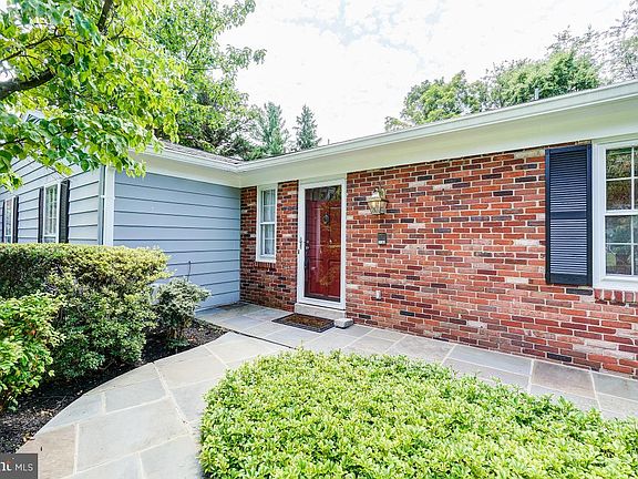 5th image of 14 Cherbourg Ct