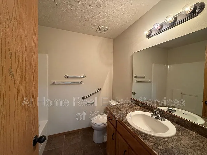 3 bed, 2.0 bath, 1357 sqft, $1,380 — Photo 3
