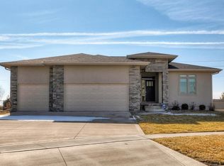 8282 Sky View Cir, West Des Moines, IA 50266