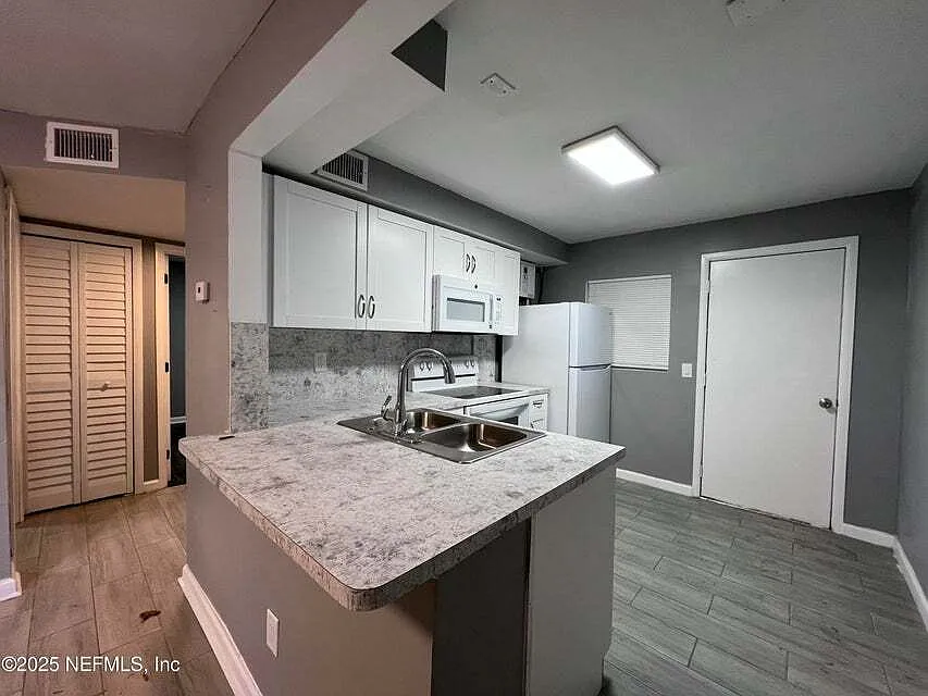 311 W 17th St #3
