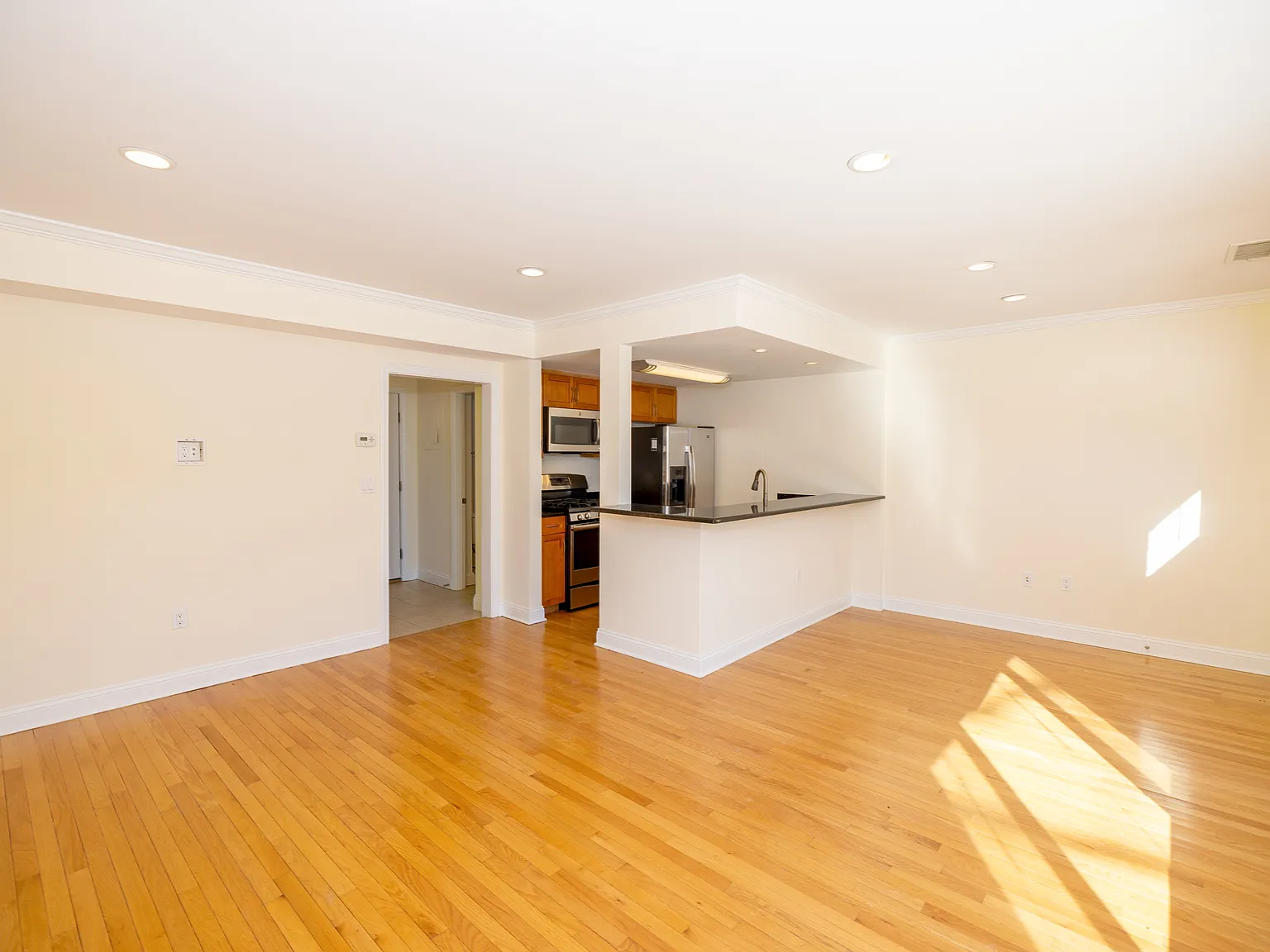 2 bed, 1.5 bath, 984 sqft, $3,390 — Photo 3