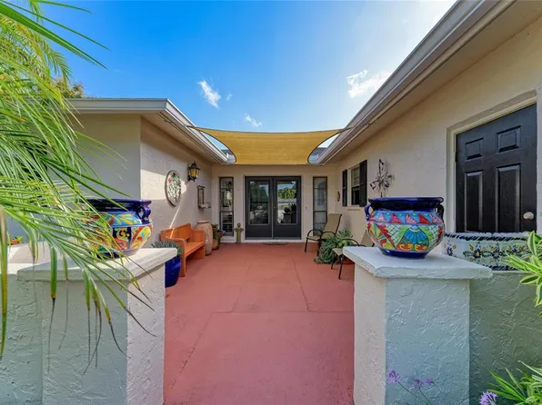 7087 Fairway Bend Cir, Sarasota, FL 34243