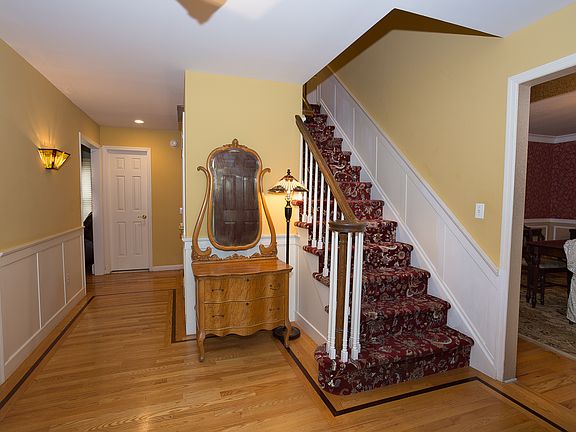 4th image of 50 Deerfield Ln S