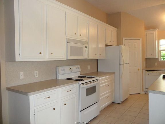 4th image of 1003 Gardenia St
