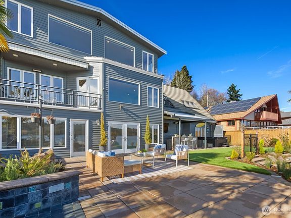 3rd image of 14014 Riviera Place NE