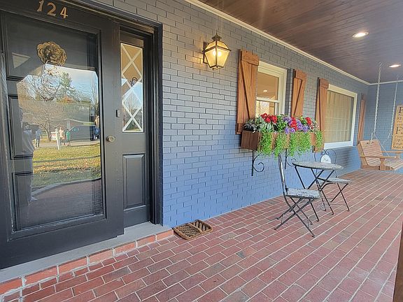 3rd image of 124 Belair Dr