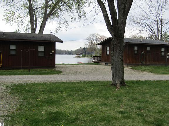 3rd image of 2080 N Ogemaw Trl