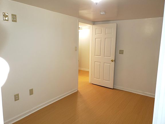 3rd image of 461 Boyden Ave #3