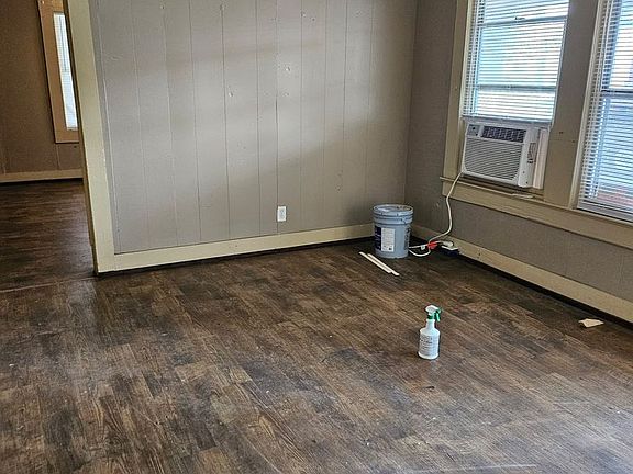 5th image of 603 E Leonard Ave