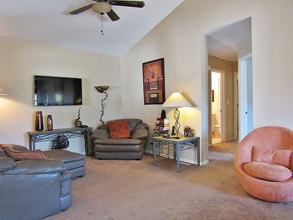 4th image of 401 E Victoria Cir