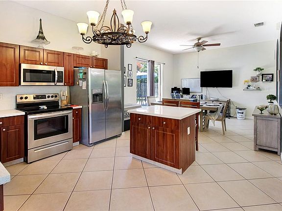 3rd image of 1642 SE 16th Avenue