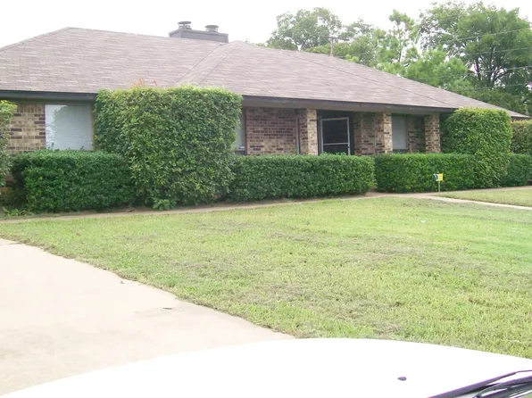 7457 N College Cir, North Richland Hills, TX 76180