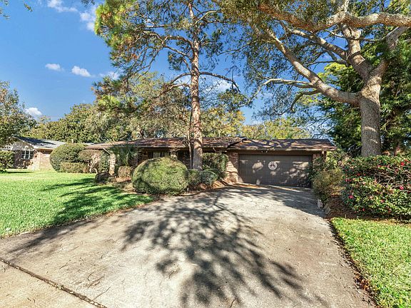 3rd image of 106 Woodbine Cir