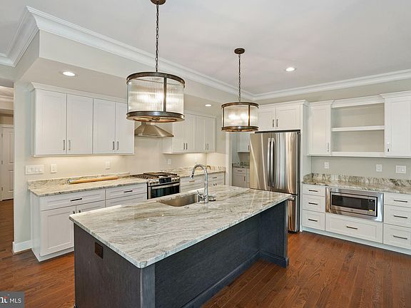 4th image of 517B Great Falls St #1