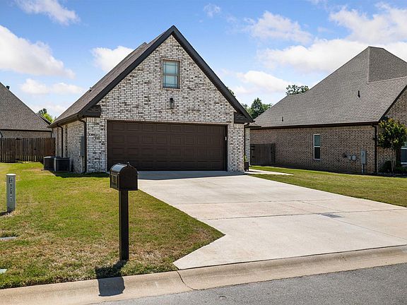3rd image of 924 Sandra Ln
