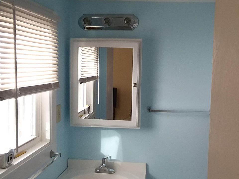 2nd image of 202 College St