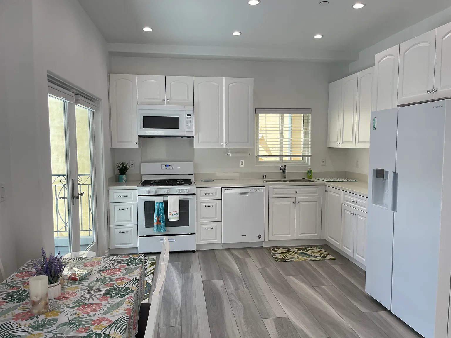 2 bed, 1000 sqft, $6,500 — Photo 2