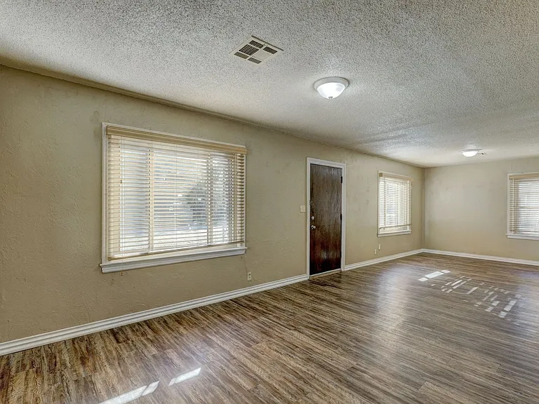 1713 N Page Ave — Photo 5