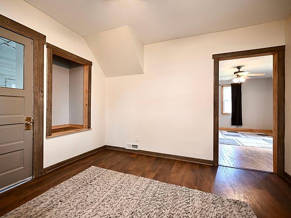 5th image of 111 1st St NE