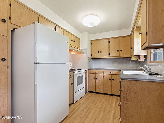 3rd image of 305 Sondra Ave
